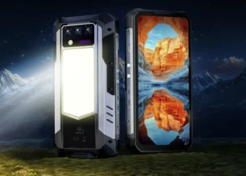 Descubre el Oukitel WP100 Titan: un Móvil con Proyector y Batería casi Infinita